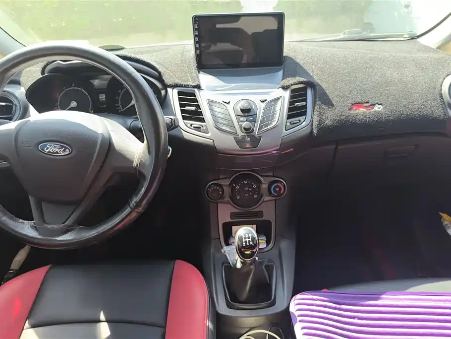 Ford Fiesta 2015 — фото 12