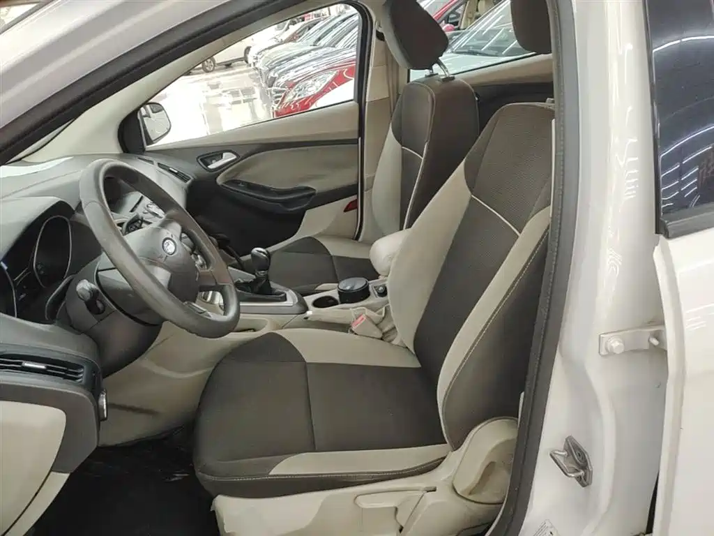 Ford Focus 2014 — фото 15