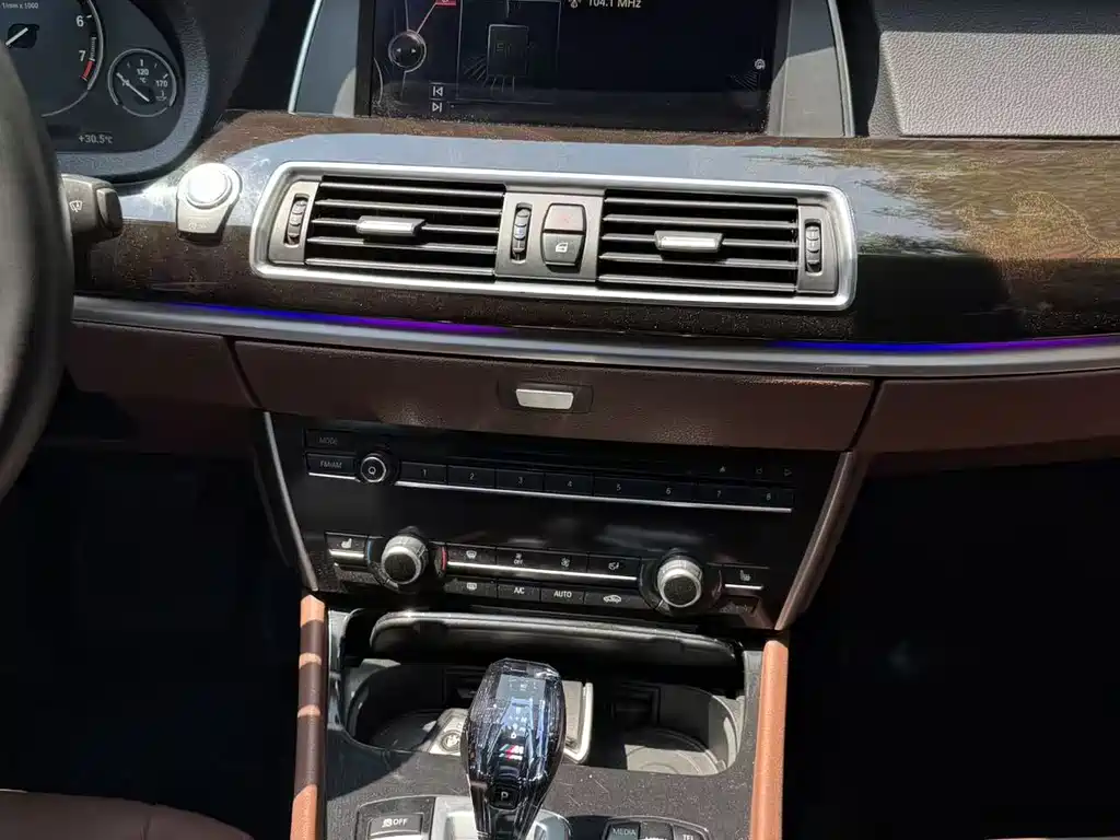 BMW 5 Series GT 2016 — фото 11