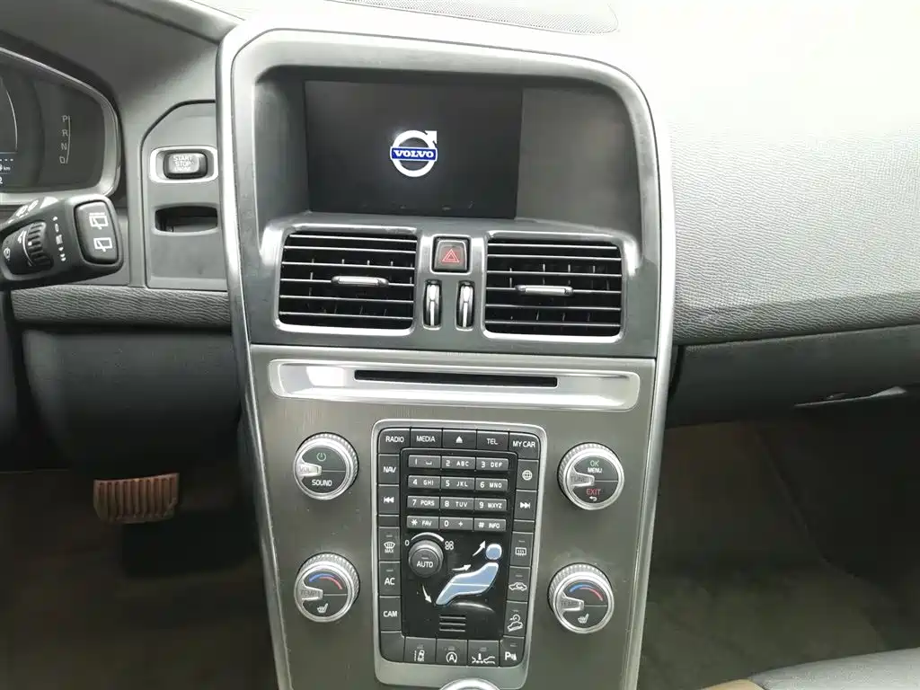Volvo XC60 2015 — фото 12