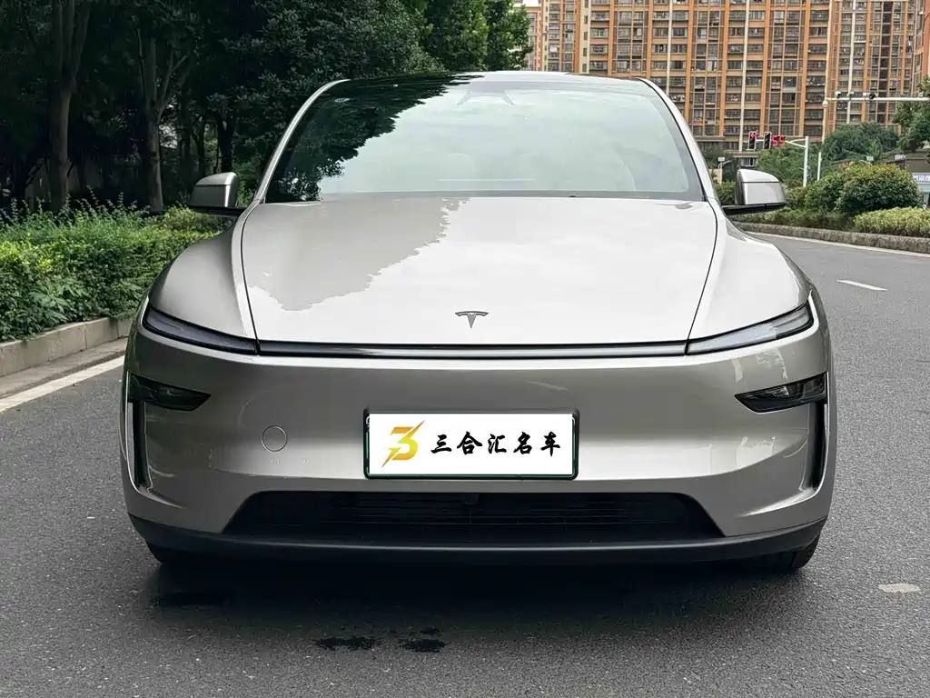 Tesla Model Y L 2026