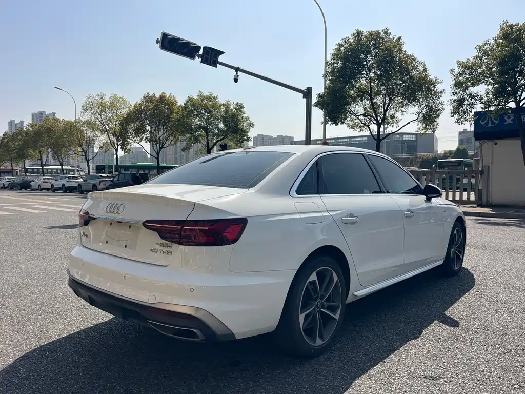 Audi A4L 2023 — фото 16