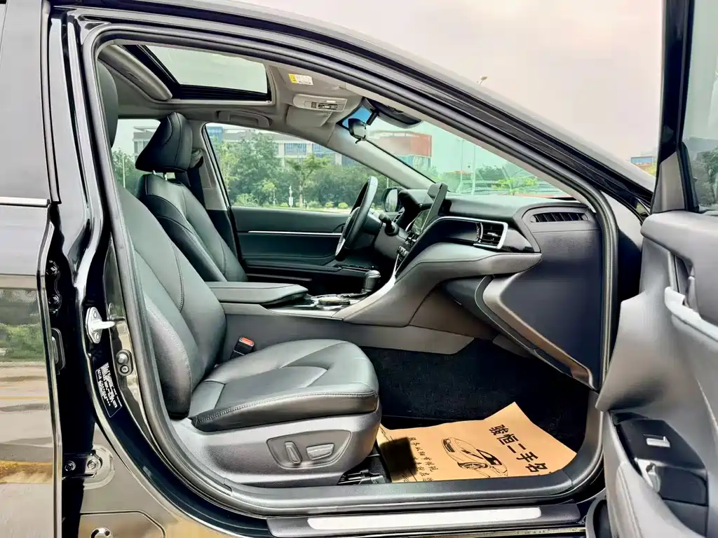 Toyota Camry 2023 — фото 12