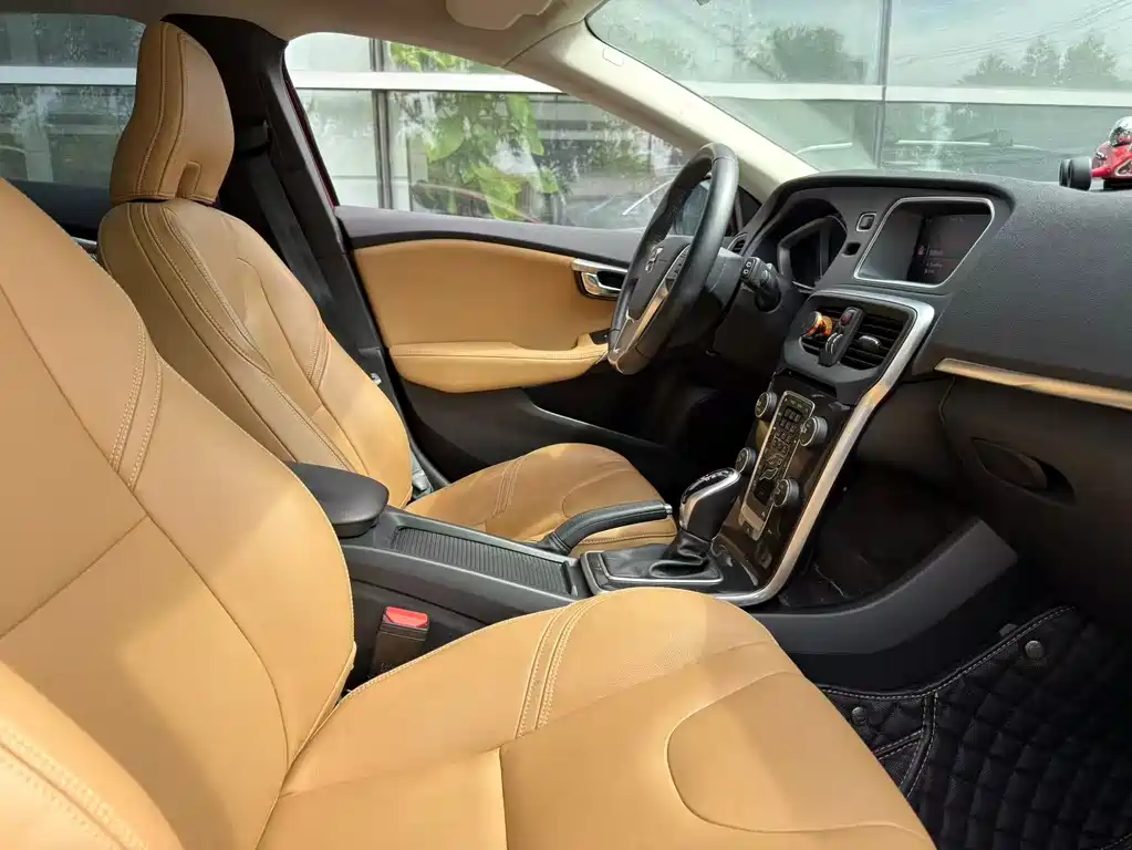 Volvo V40 2018 — фото 11