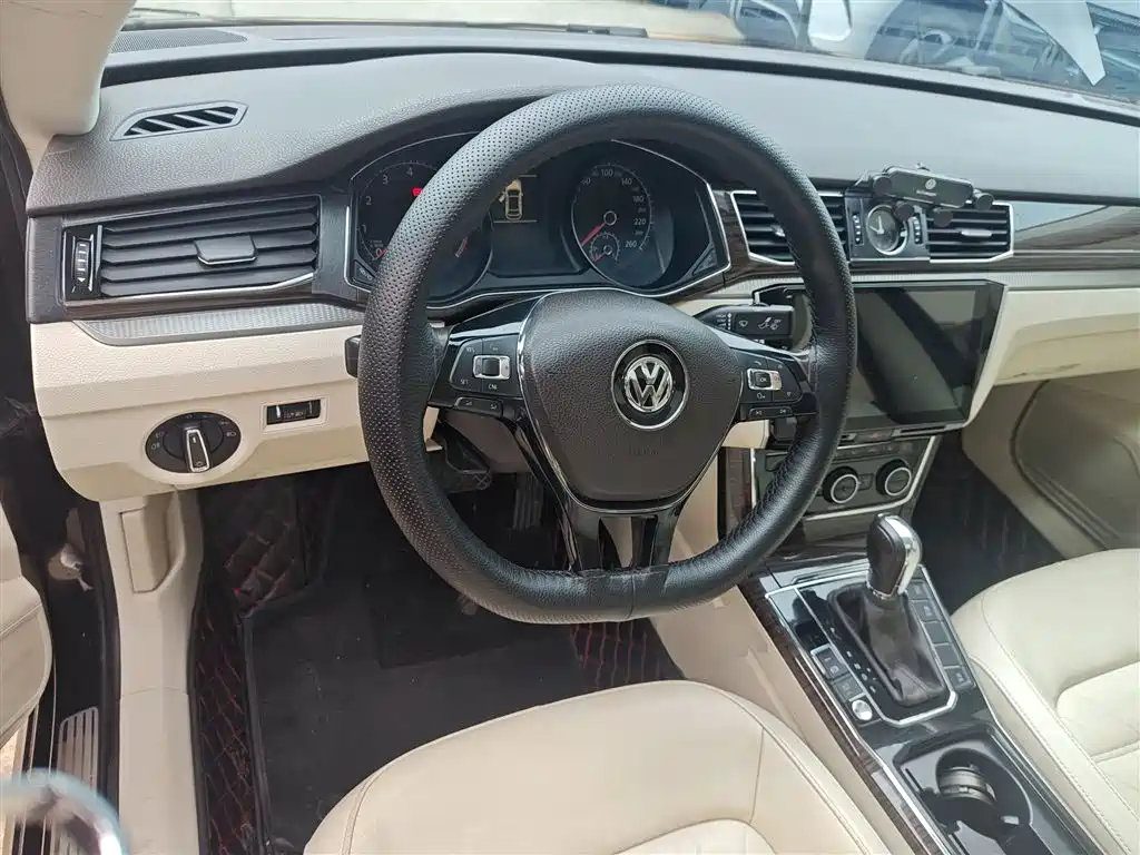 Volkswagen Passat 2017 — фото 11