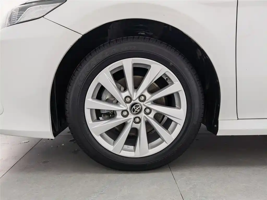 Toyota Camry 2023 — фото 17