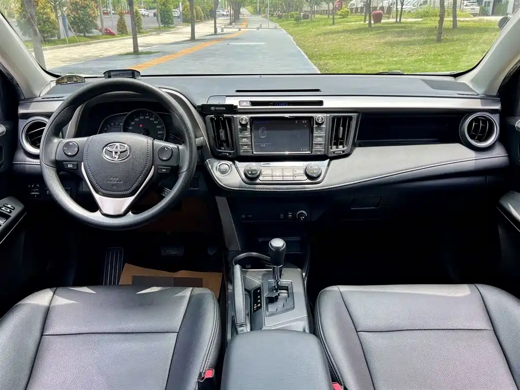 Toyota RAV4 2017 — фото 8