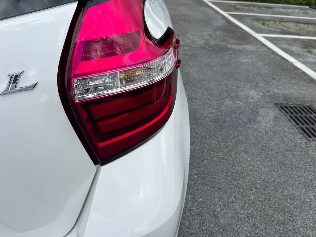 Toyota Yaris L 2017 — фото 9