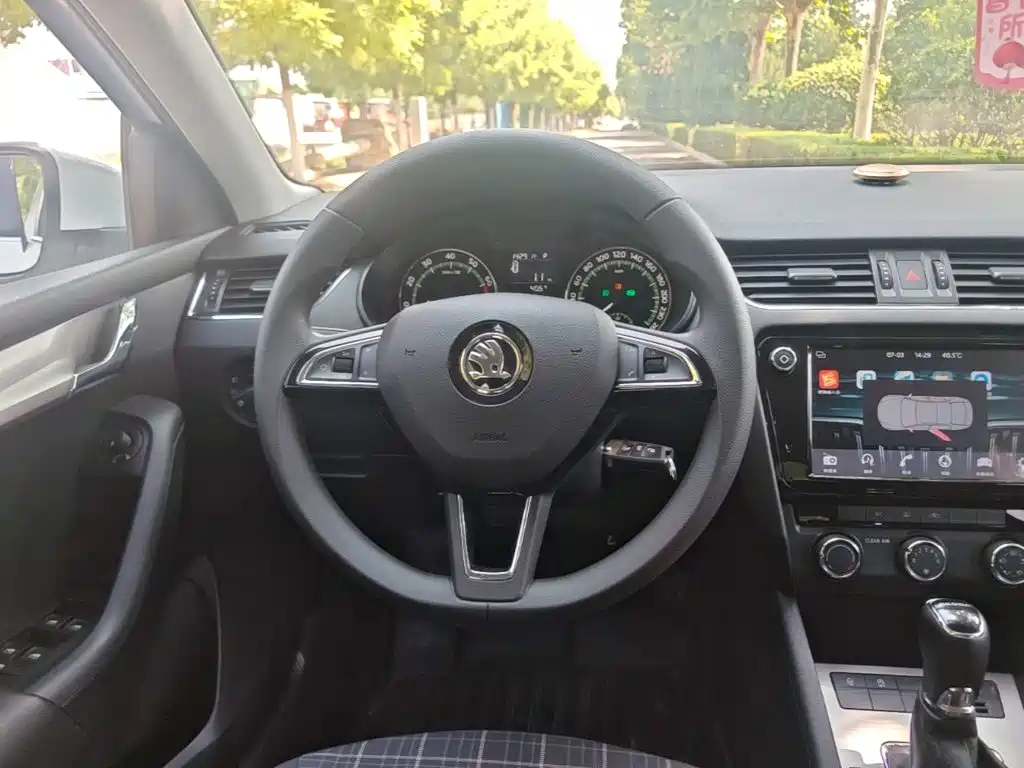Skoda Octavia 2019 — фото 11