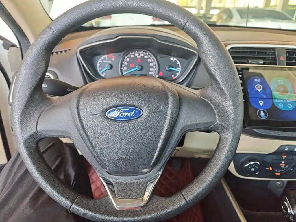 Ford Escort 2017 — фото 11