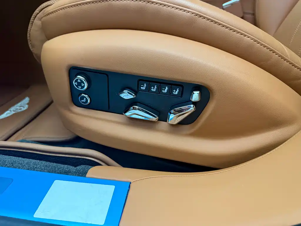 Bentley Flying Spur 2025 — фото 15