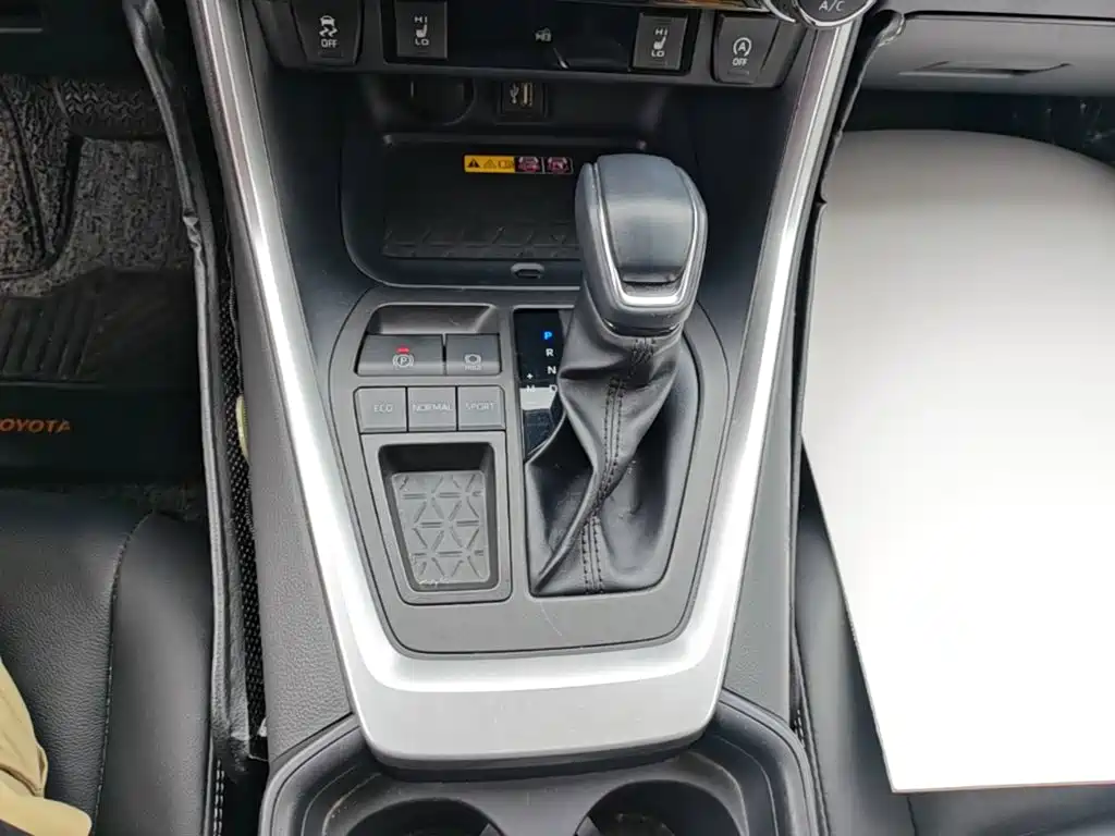 Toyota RAV4 2024 — фото 14