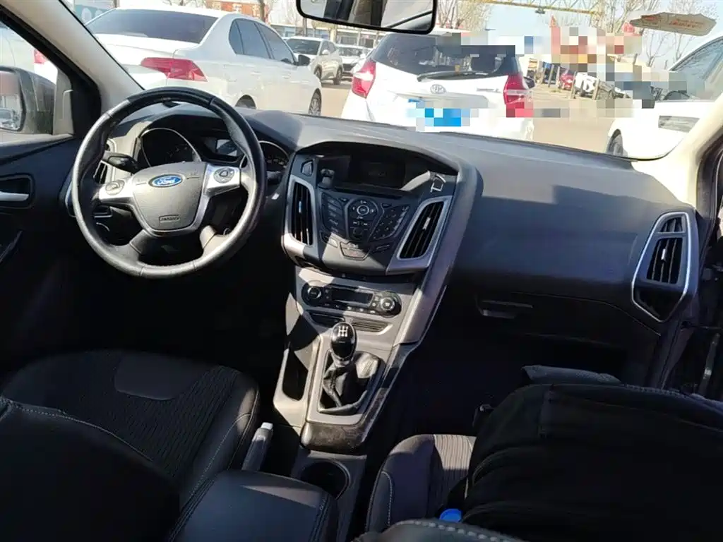 Ford Focus 2015 — фото 10