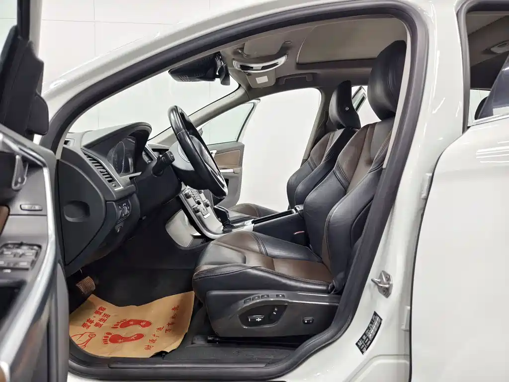 Volvo XC60 2015 — фото 11