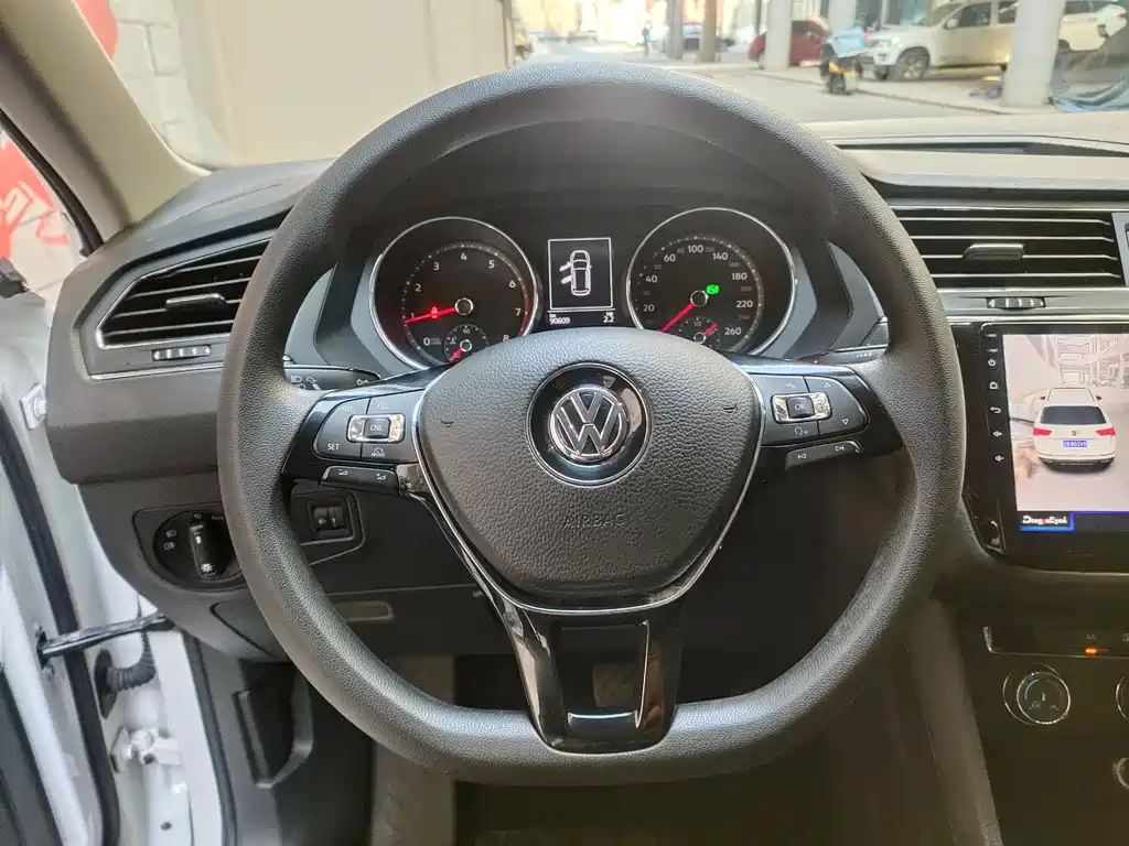 Volkswagen Tiguan L 2017 — фото 11