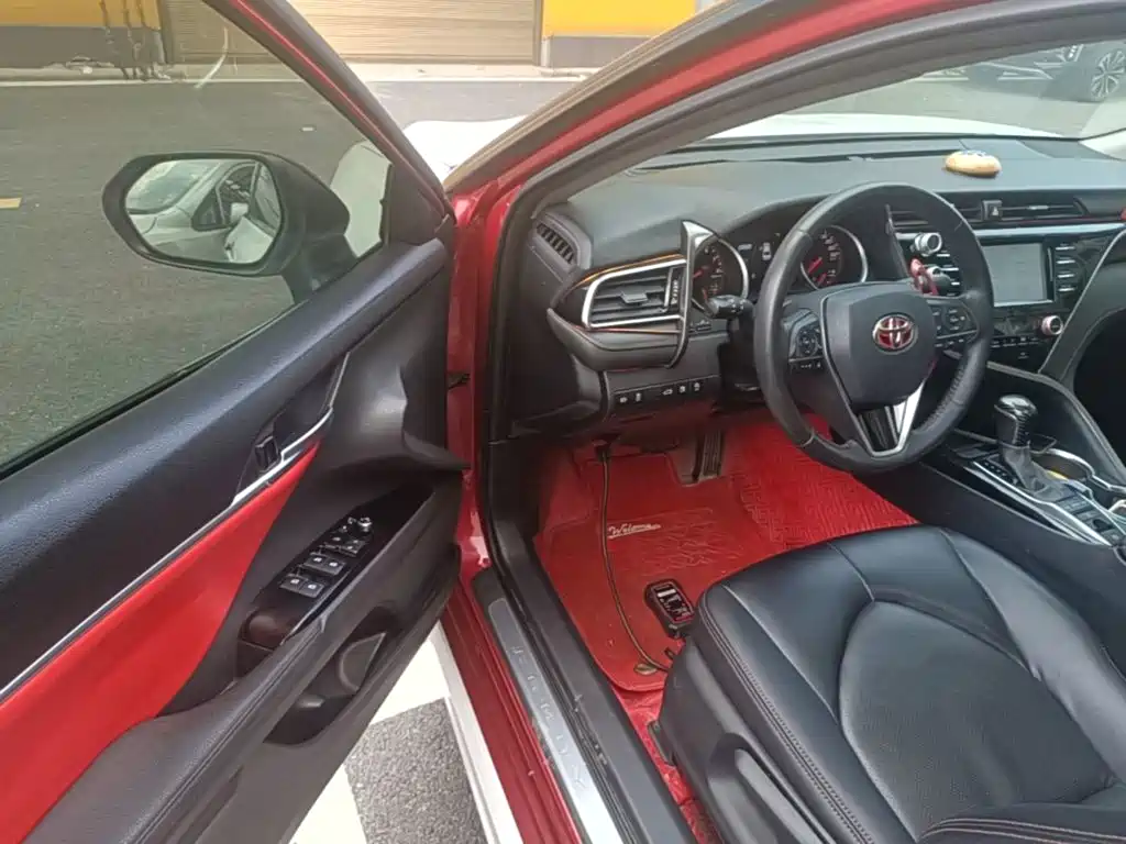 Toyota Camry 2018 — фото 16