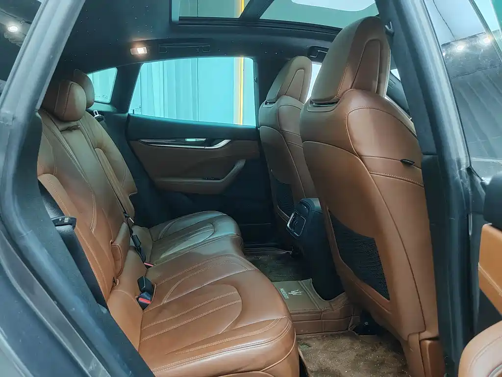 Maserati Levante 2018 — фото 12
