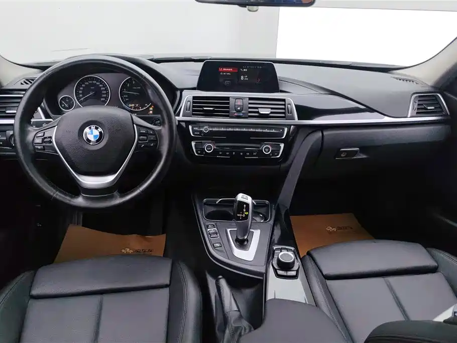 BMW 3 Series 2018 — фото 12
