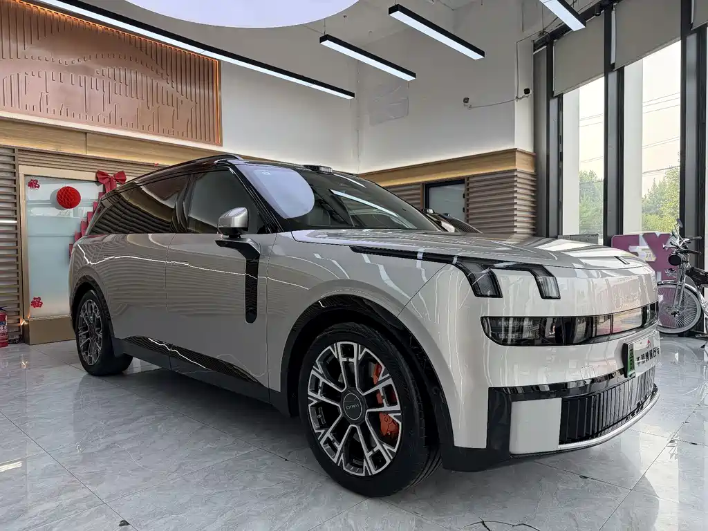 Lynk & Co 900 2025