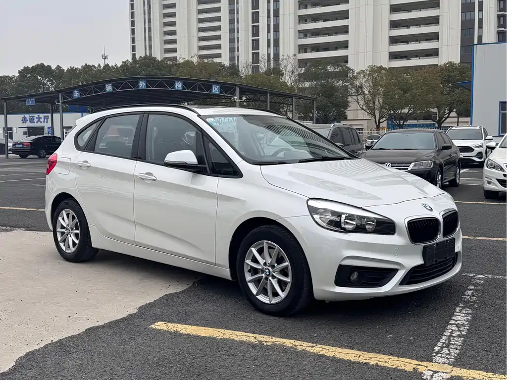 BMW 2 Series Active Tourer 2017 — фото 3