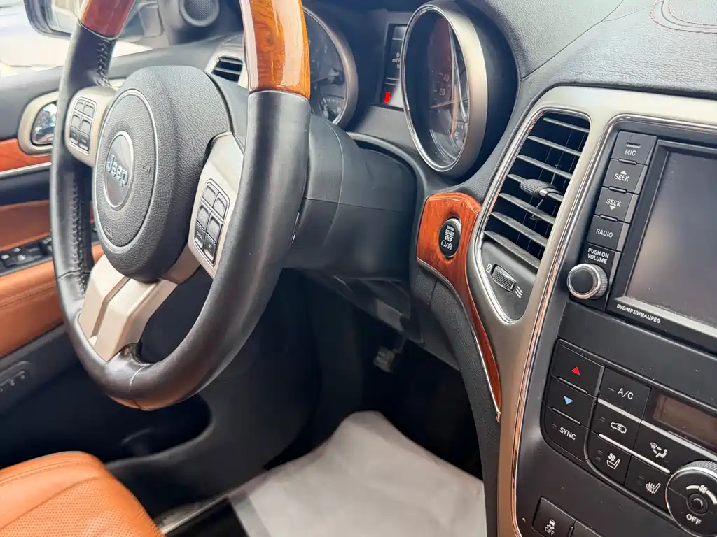 Jeep Grand Cherokee 2012 — фото 19