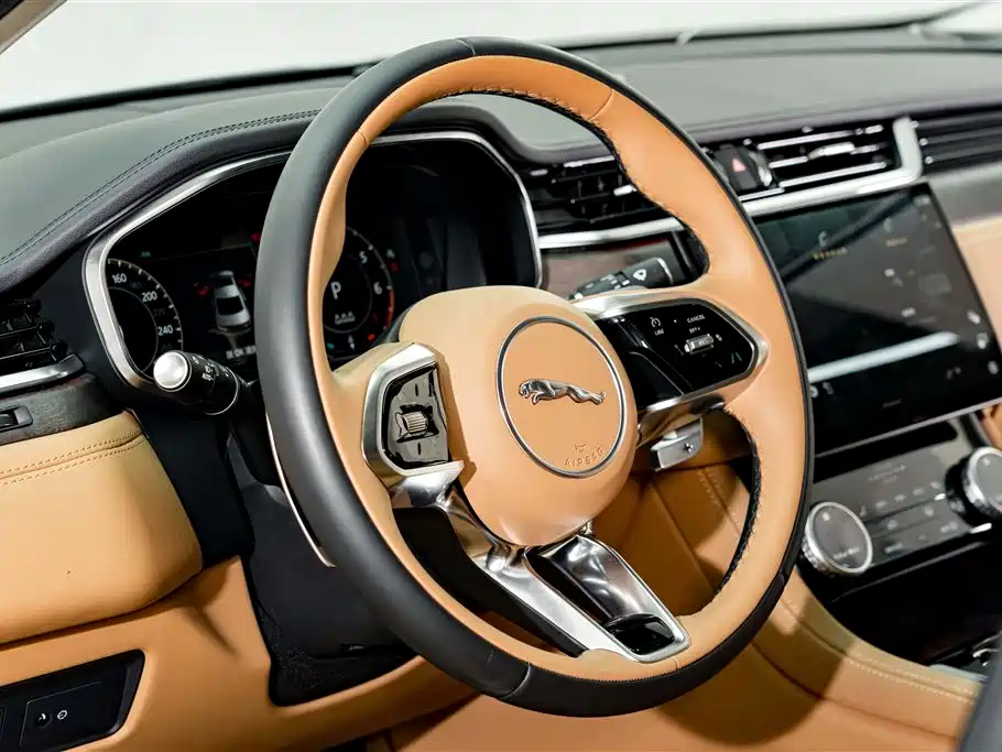 Jaguar XFL 2025 — фото 11