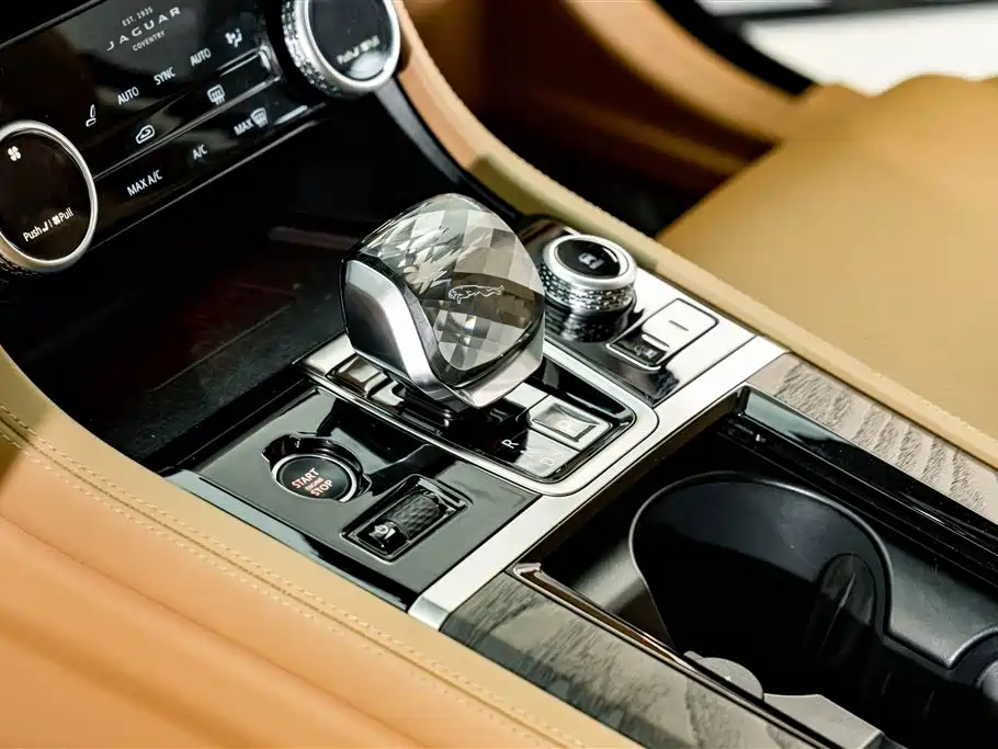 Jaguar XFL 2025 — фото 12