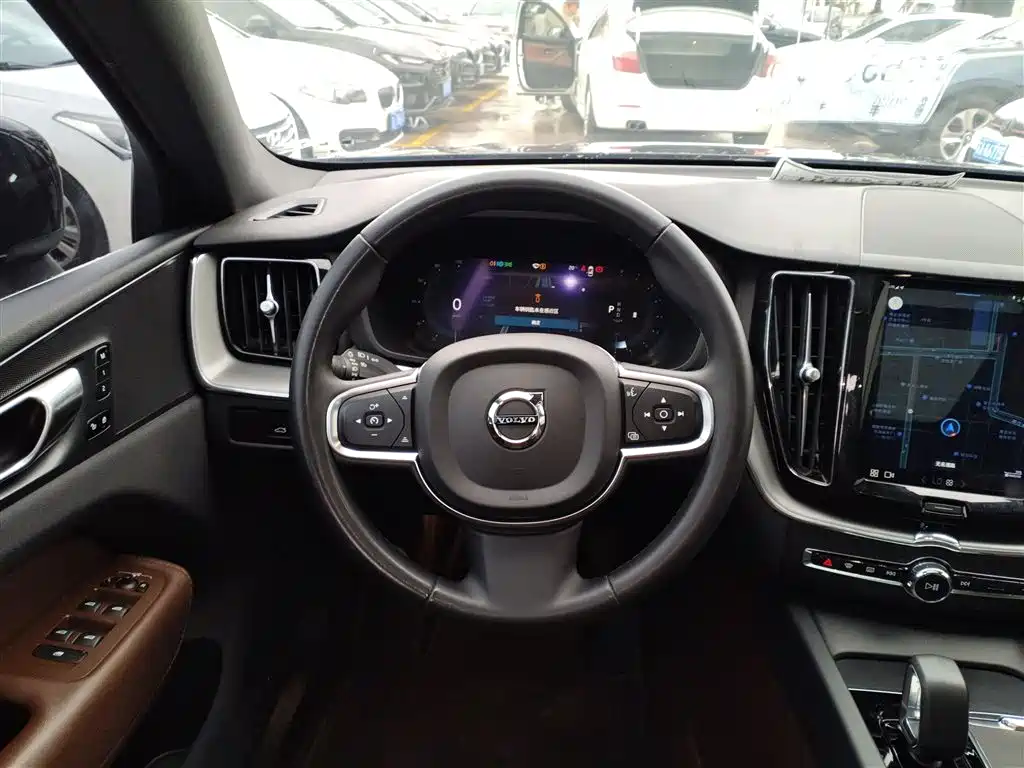 Volvo XC60 2022 — фото 11