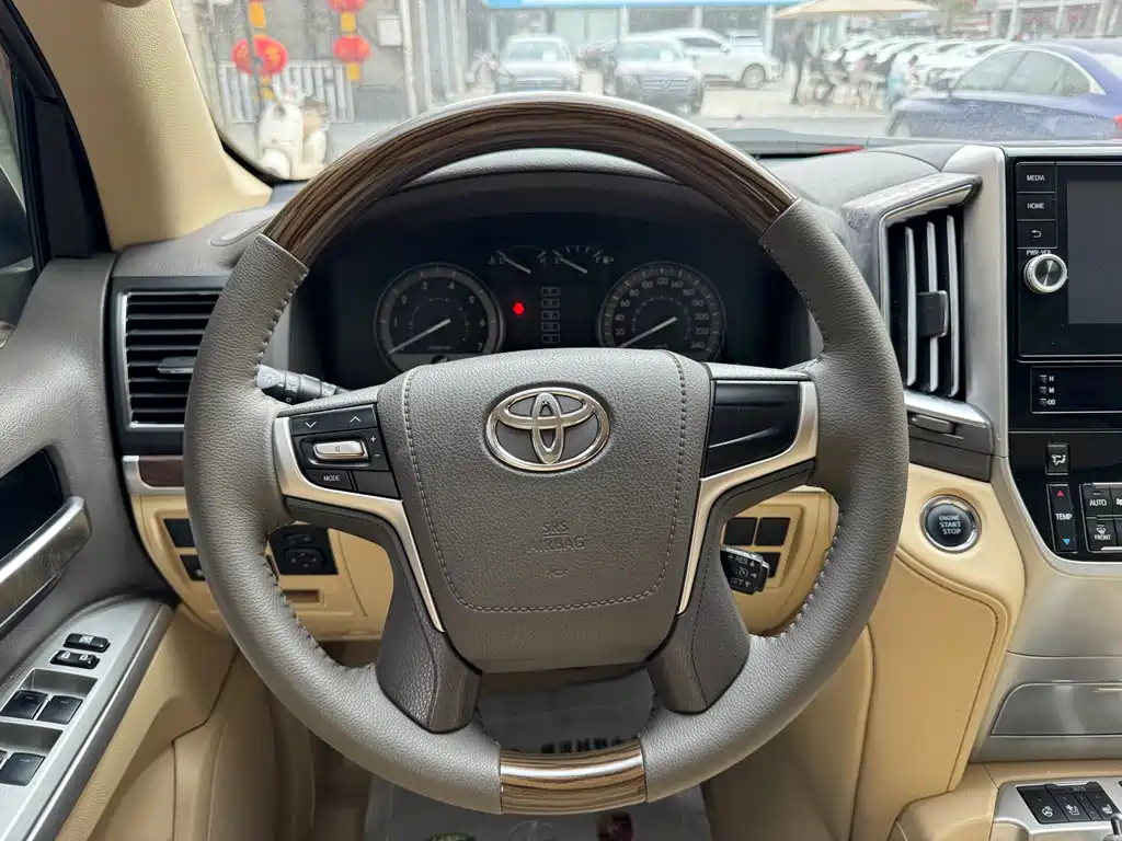 Toyota Land Cruiser 2017 — фото 9