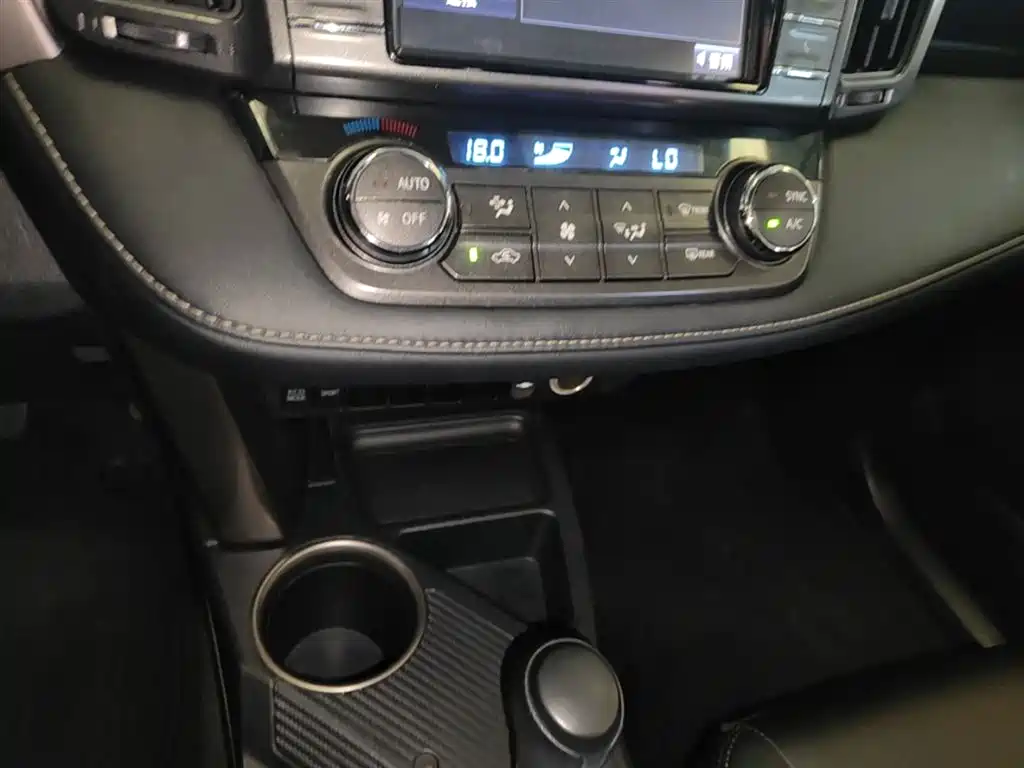 Toyota RAV4 2015 — фото 13