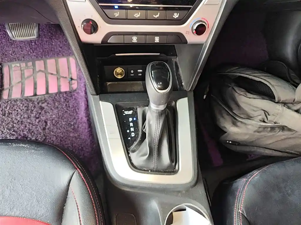 Hyundai Elantra 2016 — фото 14