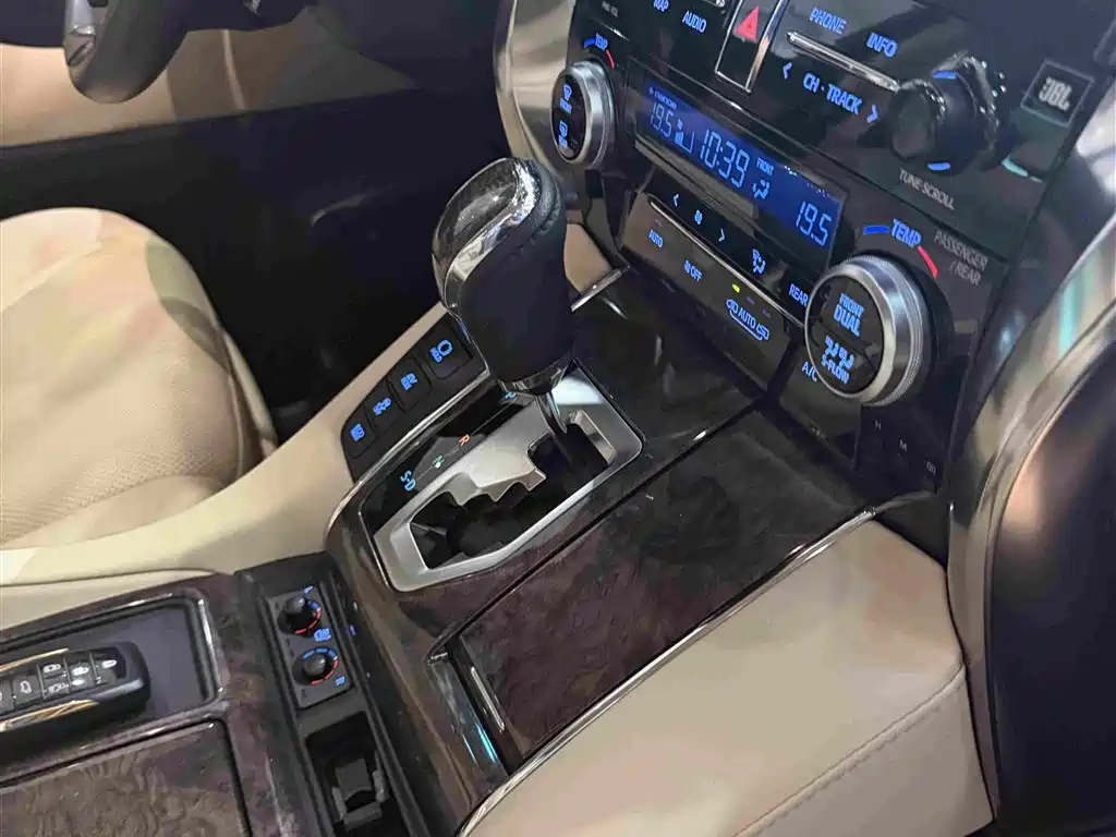 Toyota Vellfire 2023 — фото 12