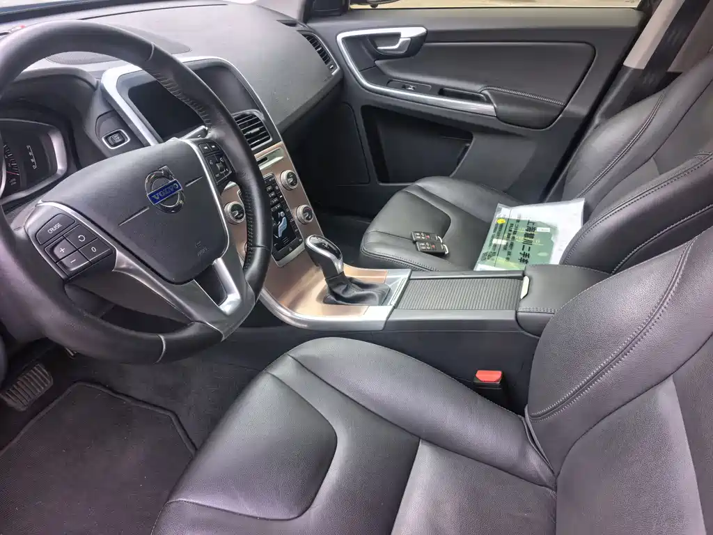 Volvo XC60 2017 — фото 16
