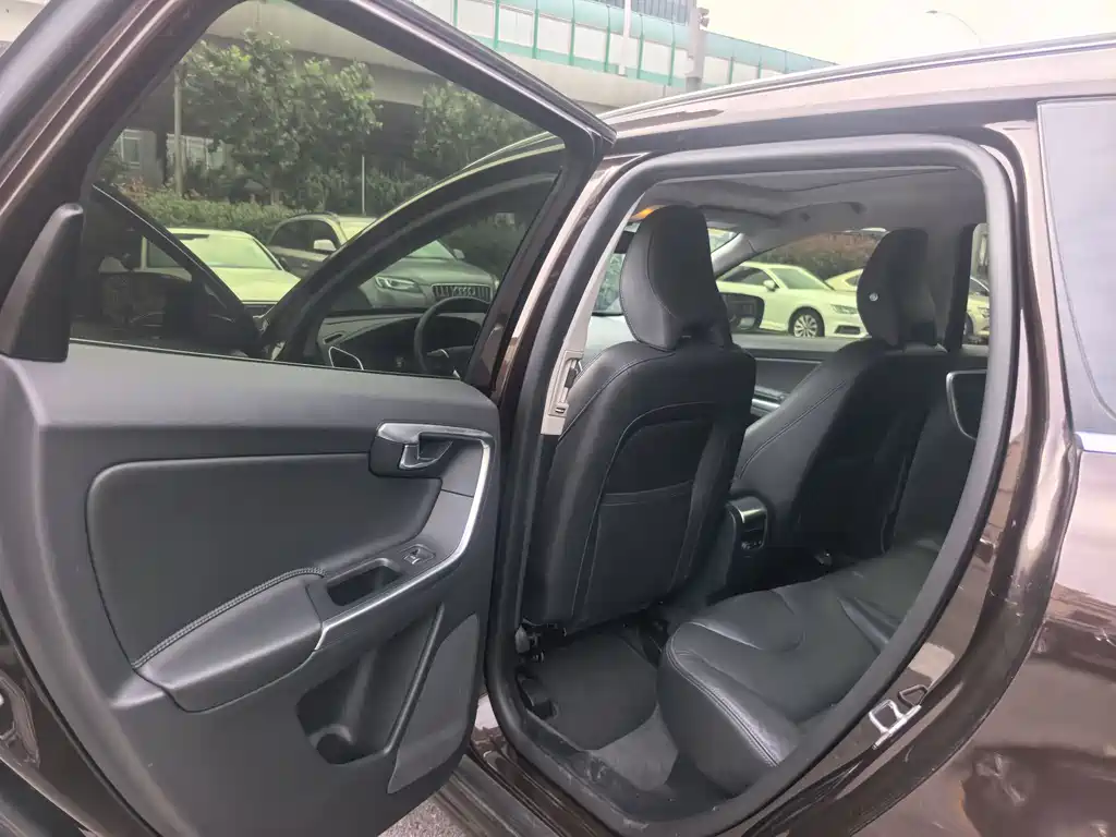 Volvo XC60 2017 — фото 21
