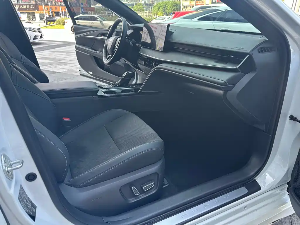 Toyota Camry 2025 — фото 12