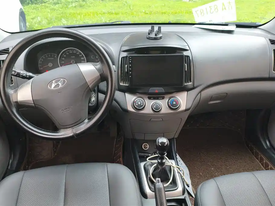 Hyundai Elantra 2015 — фото 12