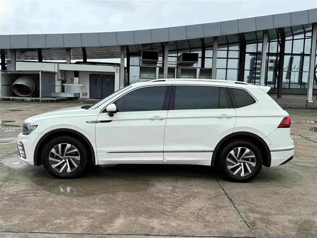 Volkswagen Tiguan L Plug-In Hybrid 2021 — фото 5