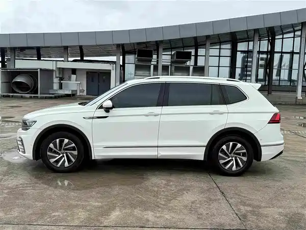 Volkswagen Tiguan L Plug-In Hybrid 2021