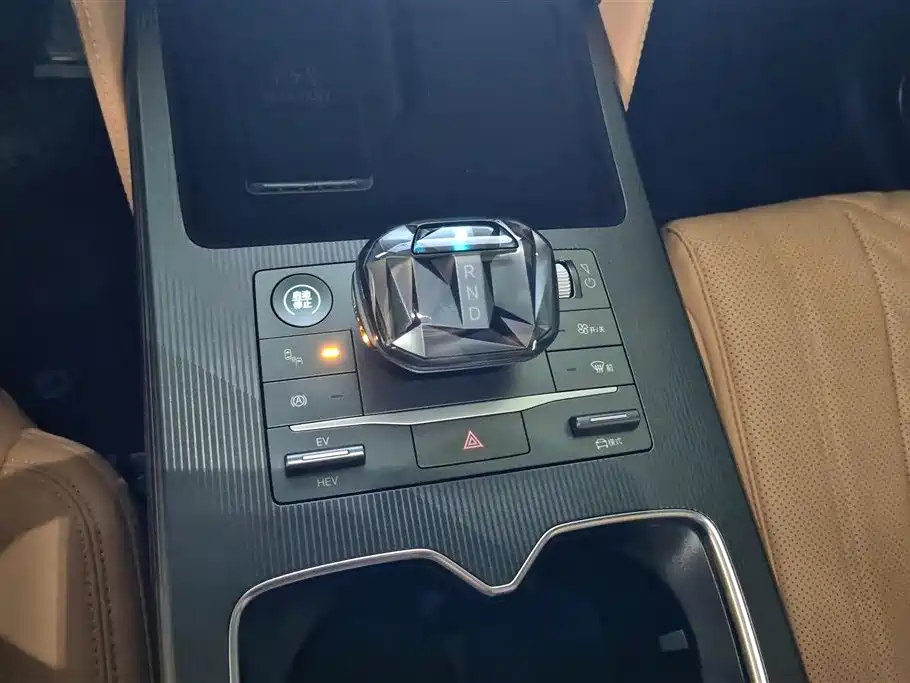 BYD L DM-i 2024 — фото 16