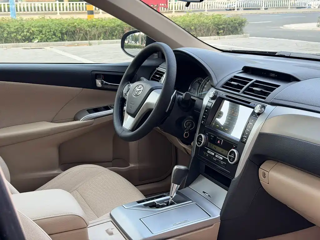Toyota Camry 2013 — фото 12