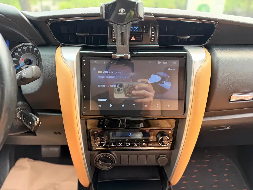 Toyota Fortuner 2018 — фото 17