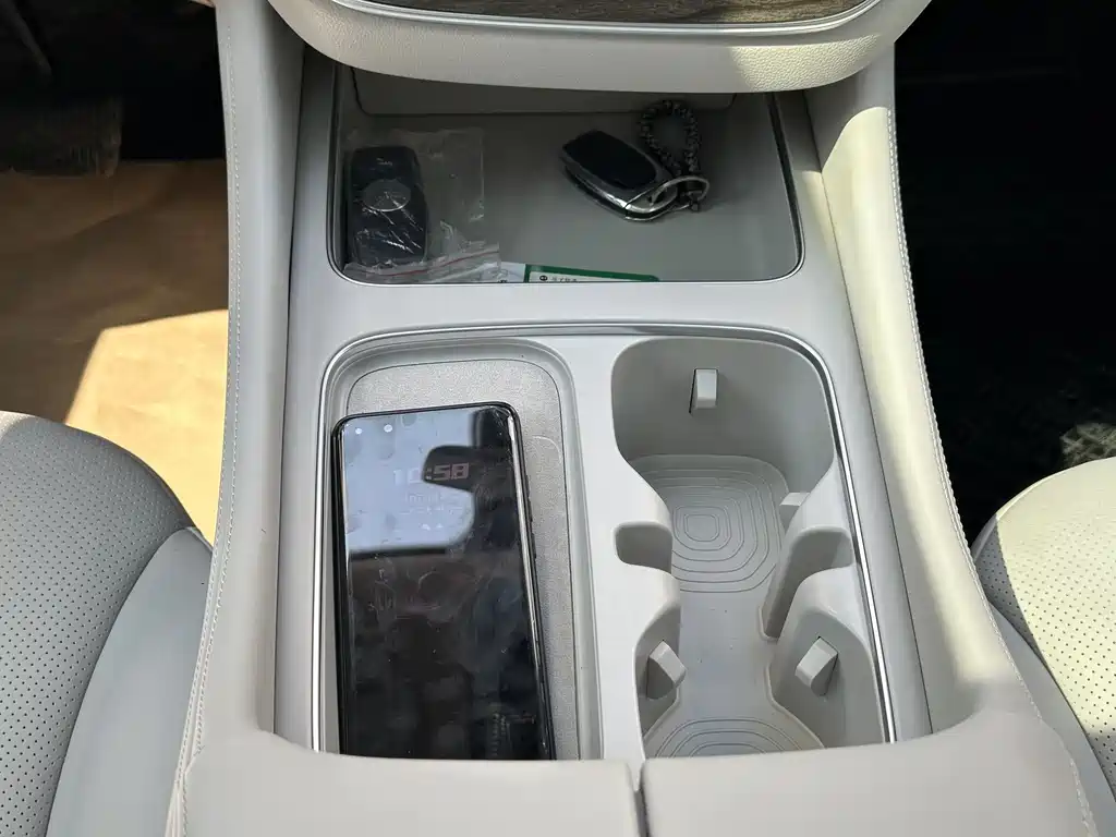 Roewe iMAX8 New Energy 2025 — фото 11