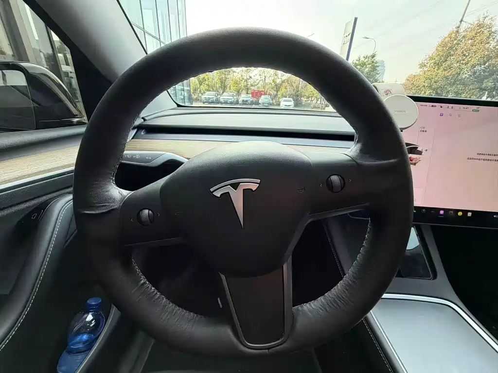 Tesla Model Y 2025 — фото 4
