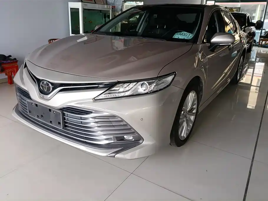 Toyota Camry 2019 — фото 1