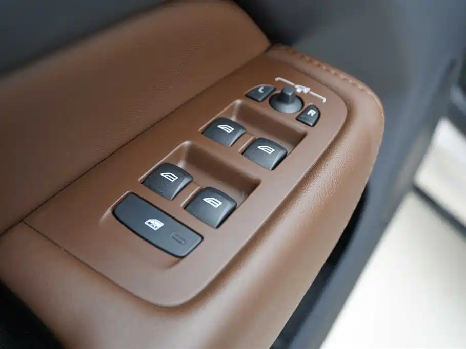 Volvo XC60 PHEV 2023 — фото 11