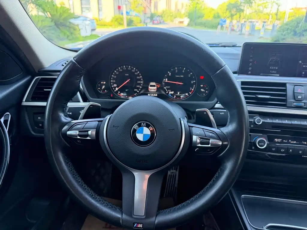BMW 3 Series 2018 — фото 13