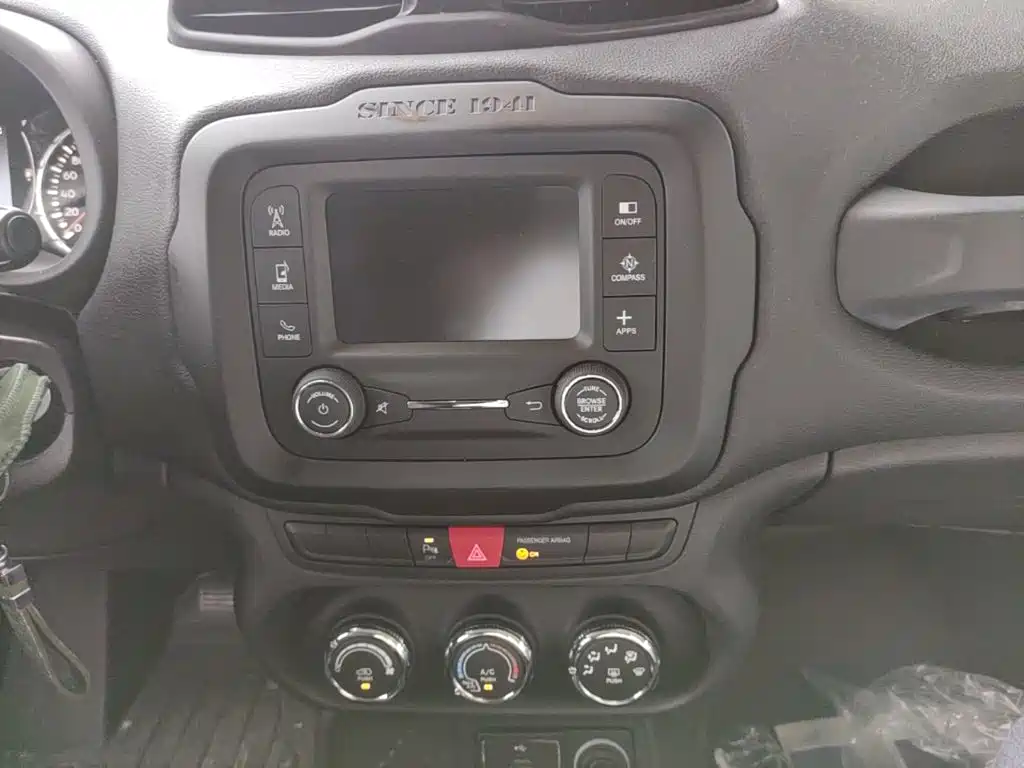 Jeep Renegade 2017 — фото 9