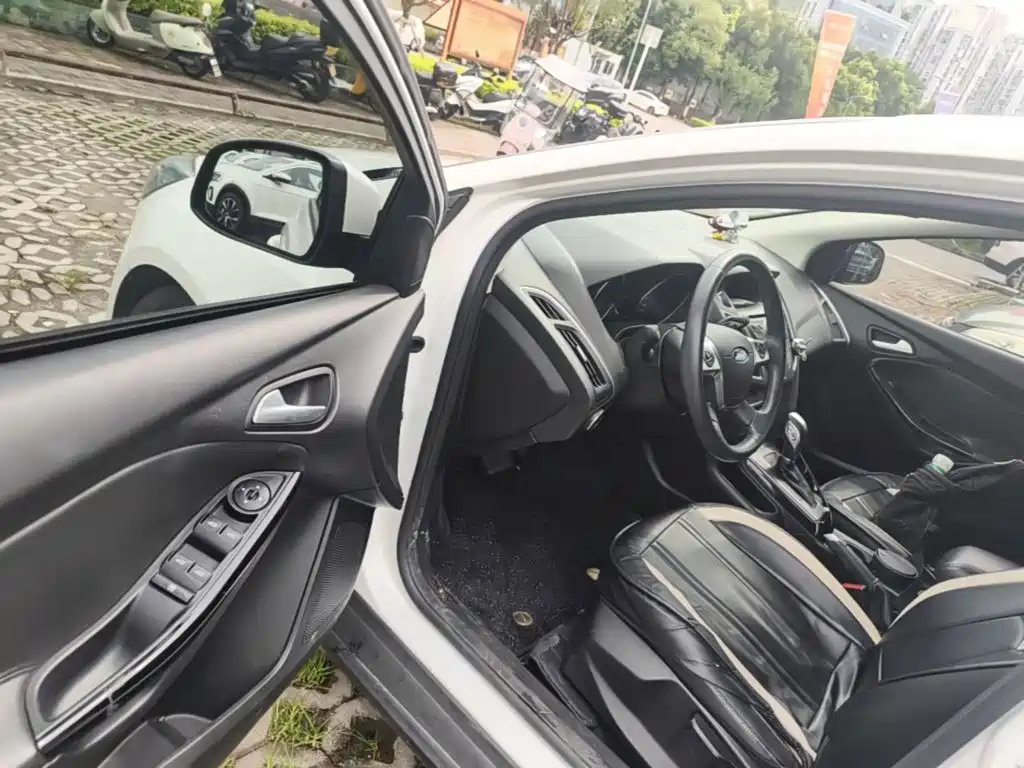 Ford Focus 2015 — фото 16