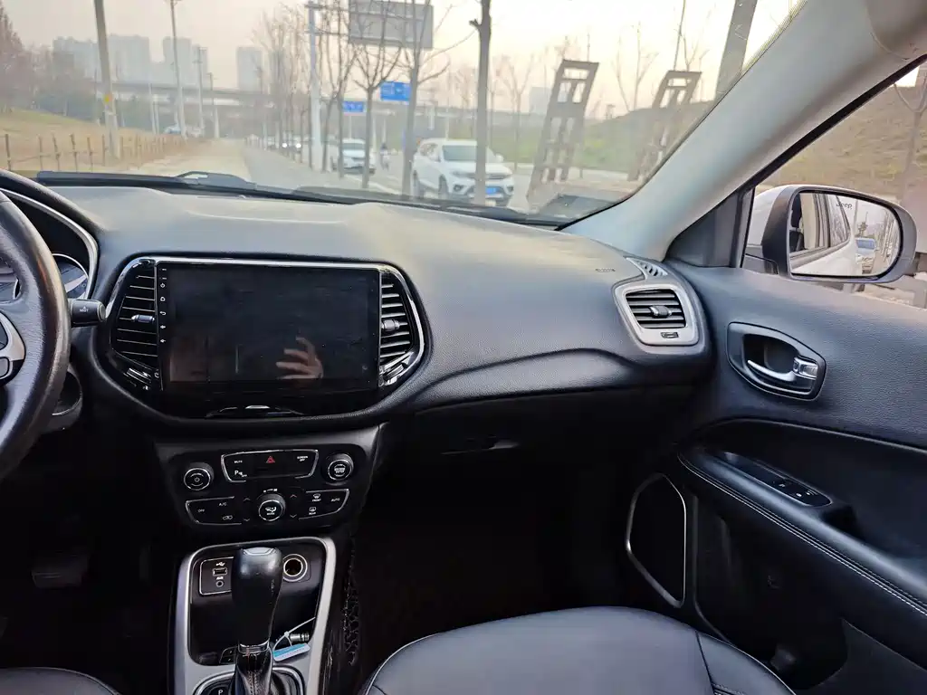 Jeep Compass 2018 — фото 9