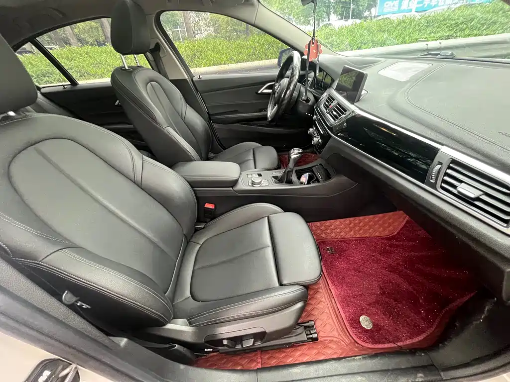 BMW 1 Series 2019 — фото 13